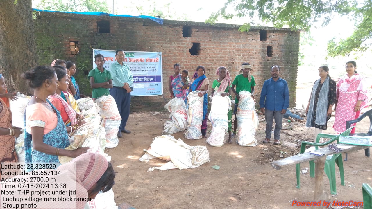 अति कमजोर जनजातीय समूह के बीच परिसंपत्ति वितरित